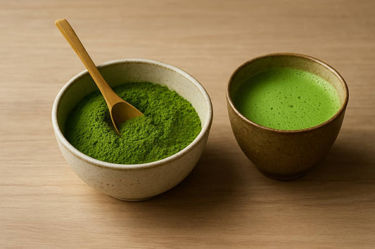 Bol de poudre de thé matcha et tasse de thé vert japonais