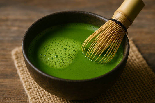 Bol de thé matcha traditionnel japonais avec fouet en bambou chasen