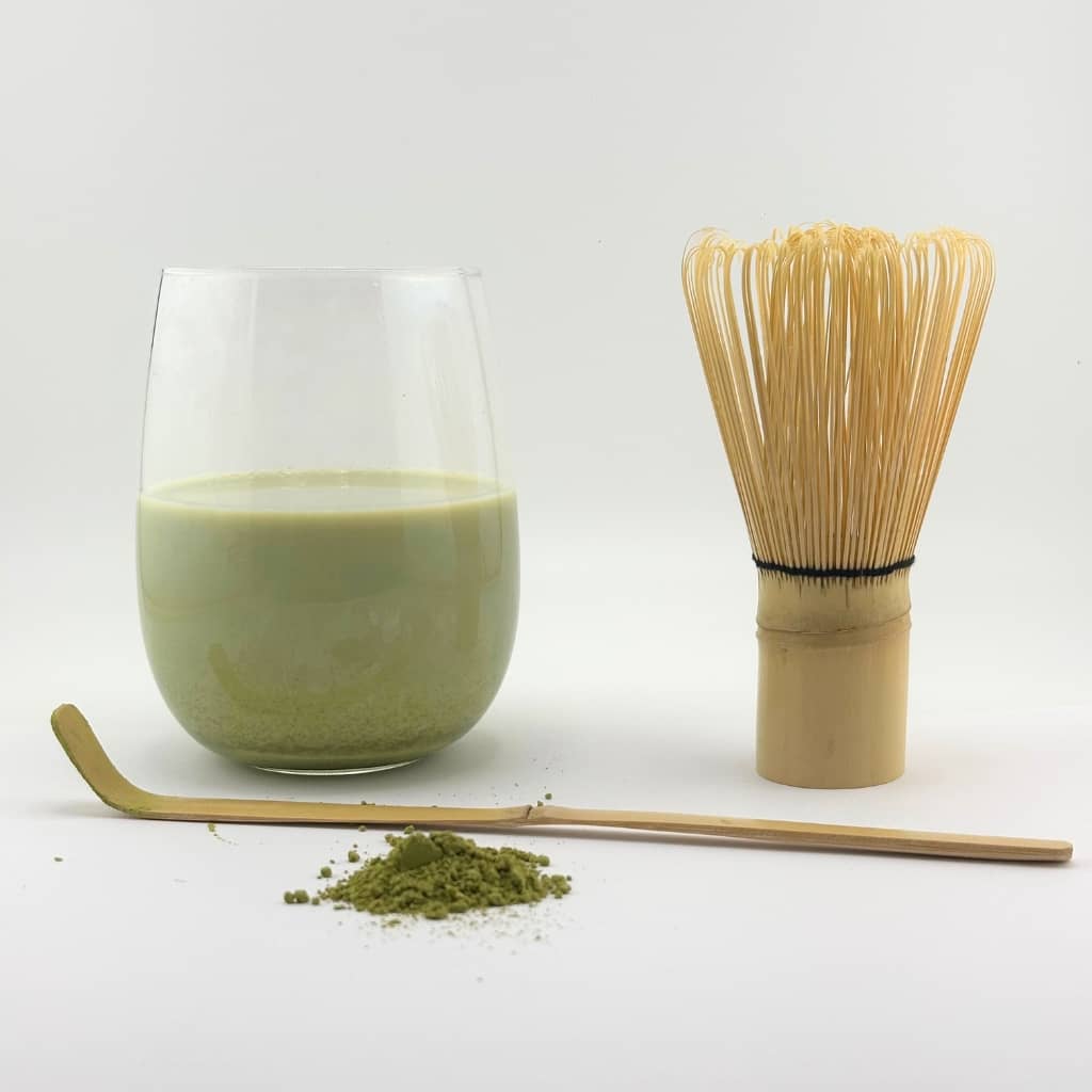 Matcha fouet en bambou (chasen) avec poudre de matcha, outil de préparation - Domaine du Thé