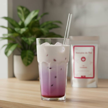 Latte ube framboise sur coulis de framboise, boisson violette douce et acidulée - Domaine du Thé