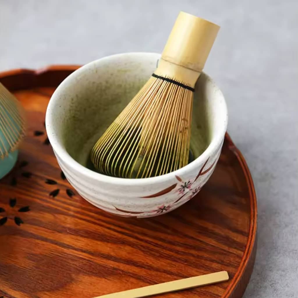Utilisation du fouet matcha pour créer une mousse onctueuse - Domaine du Thé